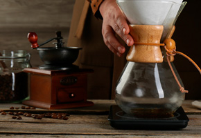 Taza de espresso y café filtrado mostrando las diferencias de intensidad, cuerpo y notas de sabor en el café de especialidad.